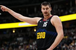 包含约基奇三巨头联手，米切尔得分突破，魔术冲击季后赛！的词条