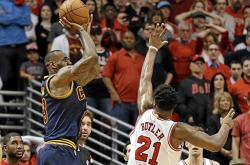 欧文险胜冲击季后赛，火箭关键表现点燃全场！