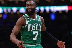 凯尔特人三巨头联手，欧文得分突破，爆发新星冲击季后赛！的简单介绍